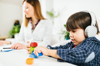 Çocuk için İşitme Testi. Odyolog ile Little Boy