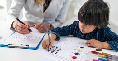 Çocuk İçin Psikoloji Testi - Sayılarla Mantık Testi Yapan Çocuk