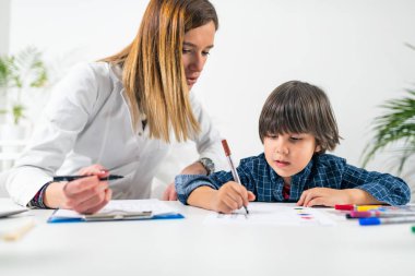 Çocuk İçin Psikoloji Testi - Sayılarla Mantık Testi Yapan Çocuk