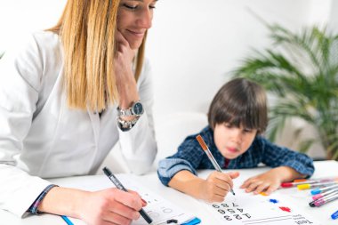Çocuk İçin Psikoloji Testi - Sayılarla Mantık Testi Yapan Çocuk
