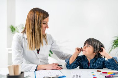 Çocuk İçin Psikoloji Testi - Sayılarla Mantık Testi Yapan Çocuk