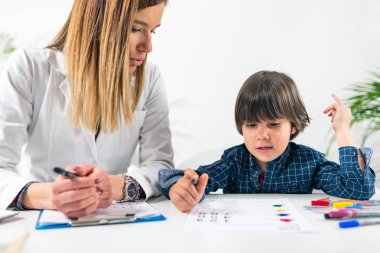 Çocuk İçin Psikoloji Testi - Sayılarla Mantık Testi Yapan Çocuk