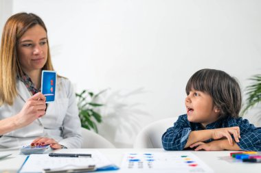 Çocuk için Ruh Sağlığı Testi. Toddler Kartlarla Mantık Testi Yapıyor   