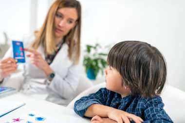 Çocuk için Ruh Sağlığı Testi. Toddler Kartlarla Mantık Testi Yapıyor   
