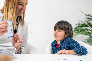 Çocuk için Ruh Sağlığı Testi. Toddler Kartlarla Mantık Testi Yapıyor   