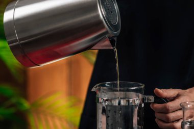 Fransız Basın Kahvesi. Barista Fransız basın tenceresine su ısıtıcısı kaynar su dökerek ve demleme den önce ölçekte tartma.