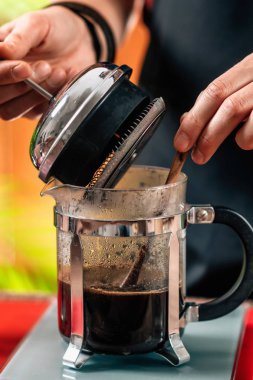 Barista Fransız Basın Kahvesi Yapıyor. Fransız basın kahve yapma eller kadın barista yakın görüntü 