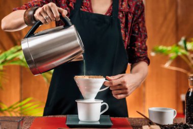 Damla Kahve Yapımı. Barista Manuel Damla Kahve Demlik su ısıtıcısı gelen Kaynar Su Dökme