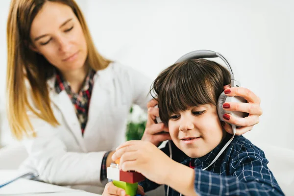 Boy Miután Meghallgatási Vizsga Audiologist Hivatal — Stock Fotó