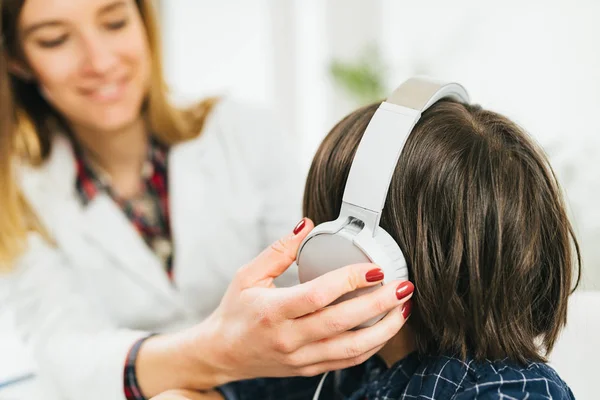 Meghallgatás Teszt Gyermek Boy Viselése Fejhallgató Miután Meghallgatás Teszt — Stock Fotó