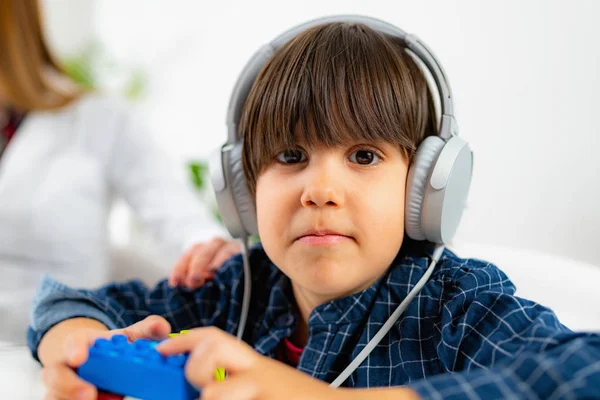 Hörtest Für Kind Junge Trägt Kopfhörer Und Hat Hörtest — Stockfoto