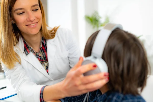 Hörtest Für Kind Junge Trägt Kopfhörer Und Hat Hörtest — Stockfoto