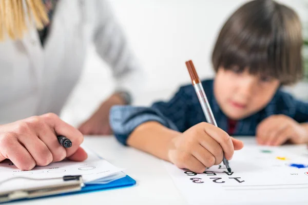 Examen Psicología Para Niños Niño Pequeño Que Hace Prueba Lógica —  Fotos de Stock