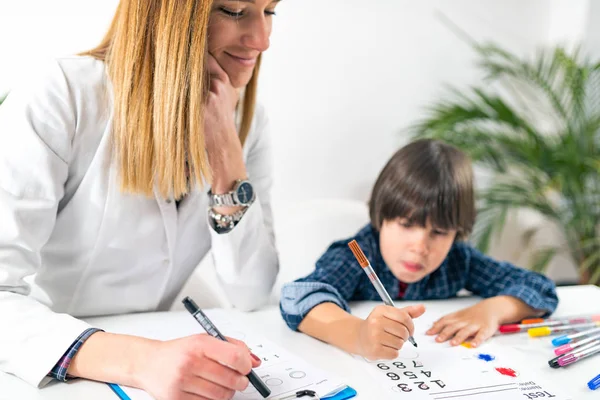 Çocuk İçin Psikoloji Testi - Sayılarla Mantık Testi Yapan Çocuk