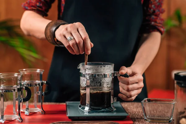バリスタはフレンチプレスコーヒーを作る フランスのプレスコーヒーを作る手の女性バリスタのクローズアップ画像 — ストック写真
