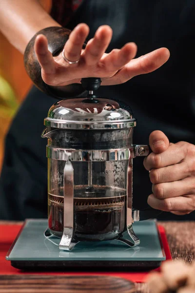 バリスタはフレンチプレスコーヒーを作る フランスのプレスコーヒーを作る手の女性バリスタのクローズアップ画像 — ストック写真