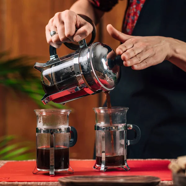 Francia Press Kávé Kezében Női Barista Öntés Francia Sajtó Kávét — Stock Fotó