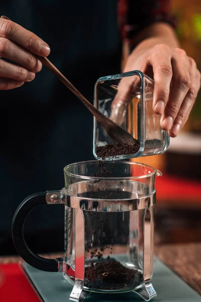 コーヒーの計量 バリスタは フランスのプレスポットで挽いたコーヒーを注ぎ 醸造前にスケールで重量を量る — ストック写真