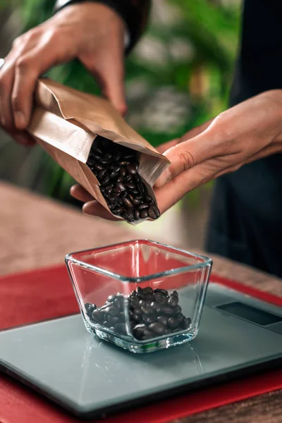 Взвешивание Зерна Кофе Цифровом Масштабе Руки Баристы Наливают Жареные Зерна — стоковое фото