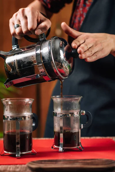 Caffè Stampa Francese Mani Barista Femminile Versando Caffè Stampa Francese — Foto Stock