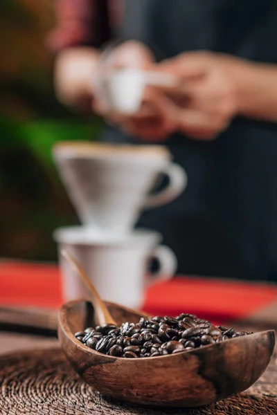 Koffie Korrels Houten Kom Filterkoffie Maken Met Handmatige Koffie Druppelaar — Stockfoto