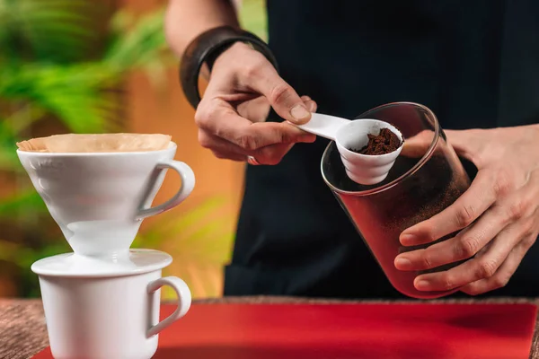 Filtrar Café Mãos Fêmea Fazendo Café Gotejamento — Fotografia de Stock