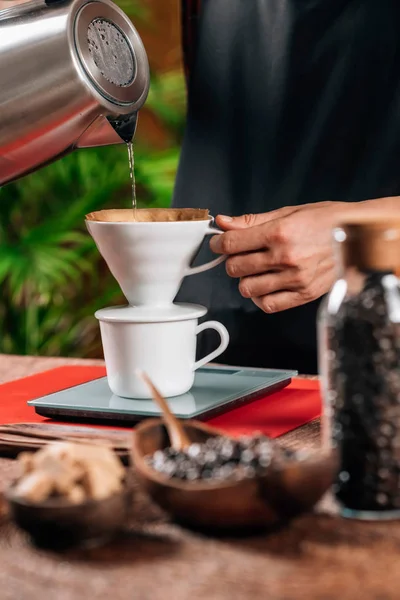滴咖啡制作 咖啡师在手动滴咖啡壶中从水壶中倒入沸水 — 图库照片