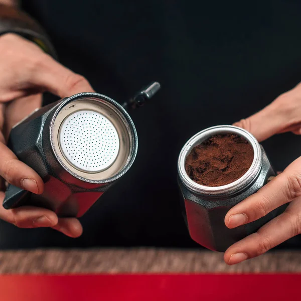 Dělám Kávu Sporetop Moka Pot Ženská Barista Dává Mleté Kávu — Stock fotografie