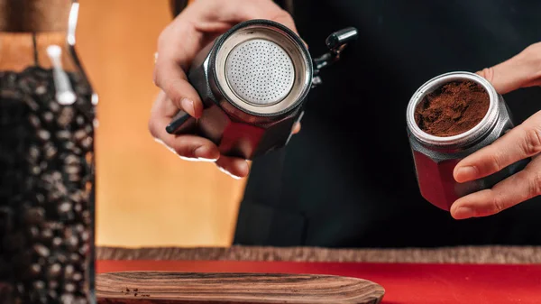 Hacer Café Con Olla Stovetop Moka Mujer Barista Poniendo Café — Foto de Stock