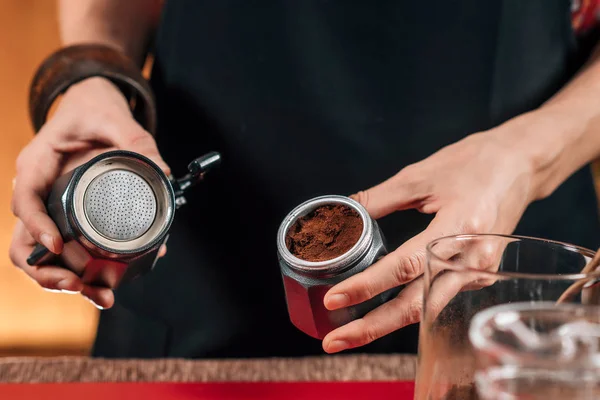 Dělám Kávu Sporetop Moka Pot Ženská Barista Dává Mleté Kávu — Stock fotografie