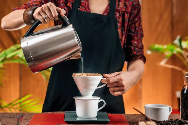 Tropfkaffee Barista Gießt Kochendes Wasser Aus Wasserkocher Handtropfkaffeekanne — Stockfoto