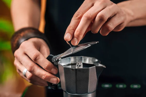 ストーブトップモカポットでコーヒーを作る ストーブトップモカポットに挽いたコーヒーを入れた女性バリスタ — ストック写真