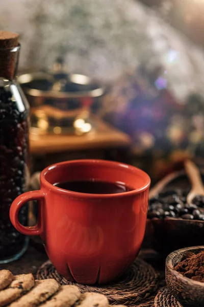 Vörös Kávéscsésze Kávébab Őrölt Kávé Tálban Asztalra Kávékészítés Koncepció — Stock Fotó