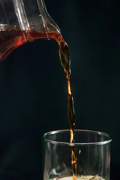 Öntés Hideg Sört Kávét Üveg Csésze Fekete Háttér — Stock Fotó