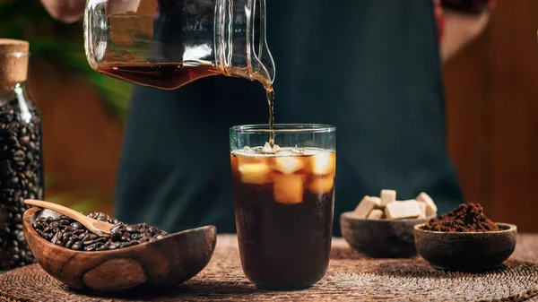 Kalter Gebrühter Eiskaffee Glasbecher Mit Eiswürfeln Gießen — Stockfoto