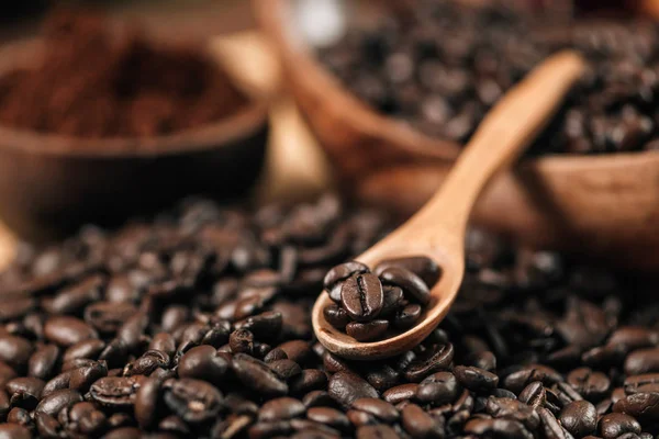 Kávé Szemek Közelről Fából Készült Kanál Tele Kávészemek — Stock Fotó