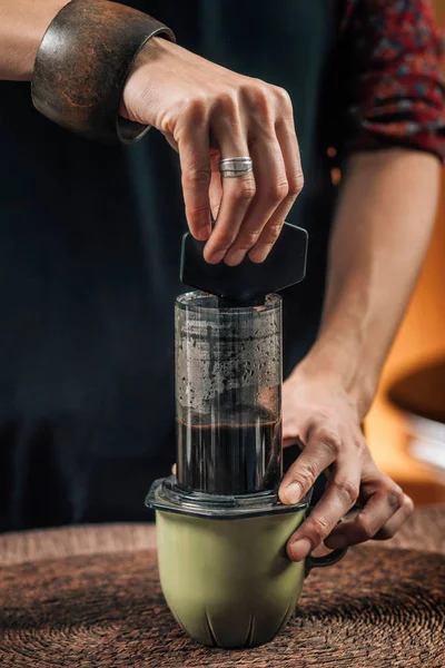 エアプレスコーヒーを作る女性バリスタ クローズアップ — ストック写真