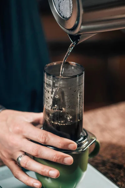 Barista Femenina Haciendo Café Prensa Aire Cerca — Foto de Stock