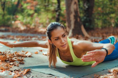 Kadın Geri Uzatma yapıyor, Yüksek Yoğunluklu Aralık Eğitim Açık. 