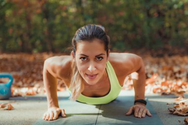 Şınav yapıyor. Hiit veya Yüksek Yoğunlukaralığı Eğitim Açık. 