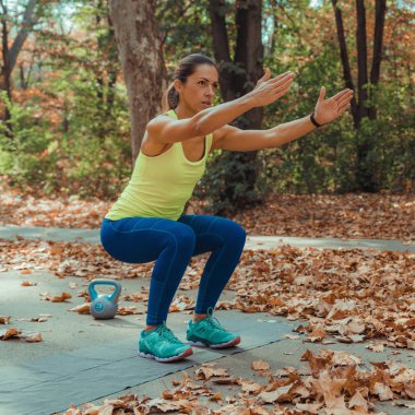 Squats, Parkta Yüksek Yoğunluklu Aralık Eğitimi. 
