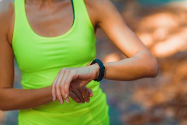 Kadın Açık Hava Eğitimi Sonrası Akıllı Saatte İlerlemeyi Kontrol Ediyor