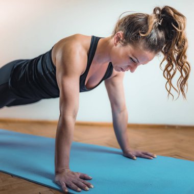 Plank Egzersiz. Hiit veya Yüksek Yoğunluklu Aralıklı Eğitim Kapalı