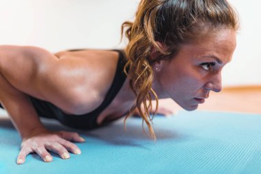 Şınav yapıyor. Woman Hiit veya Yüksek Yoğunluklu Aralık Eğitim Egzersizleri yapıyor