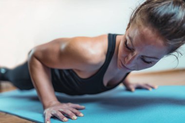 Şınav yapıyor. Woman Hiit veya Yüksek Yoğunluklu Aralık Eğitim Egzersizleri yapıyor