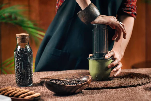 Barista Femenina Haciendo Café Prensa Aire Cerca — Foto de Stock