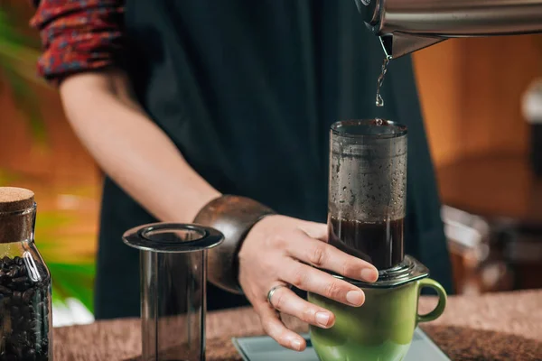 Vrouwelijke Barista Maken Van Pers Koffie Close — Stockfoto