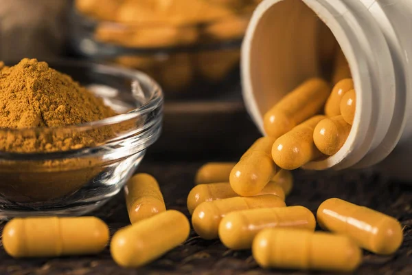 Curcumin Växtbaserade Tillägg Kapslar Och Gurkmeja Pulver Glasskål Antiinflammatorisk Örtmedicin — Stockfoto