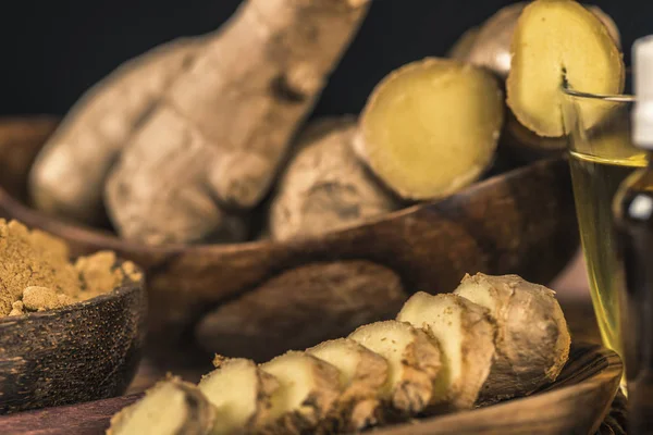 Szeletelt Gyömbér Gyökér Gyömbér Por Tálba Asztalra Gyulladáscsökkentő Növényi Gyógyszer — Stock Fotó