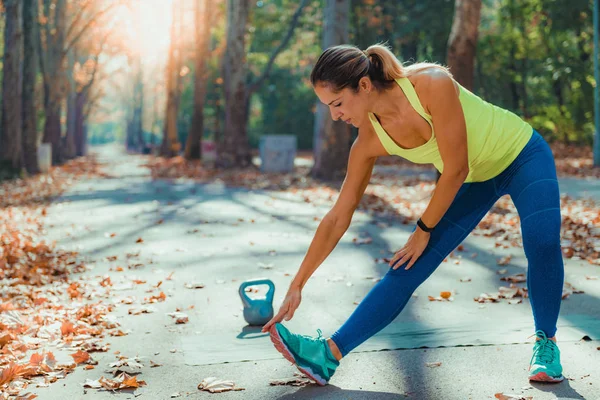 Mujer Haciendo Ejercicio Aire Libre Parque Naturaleza — Foto de Stock